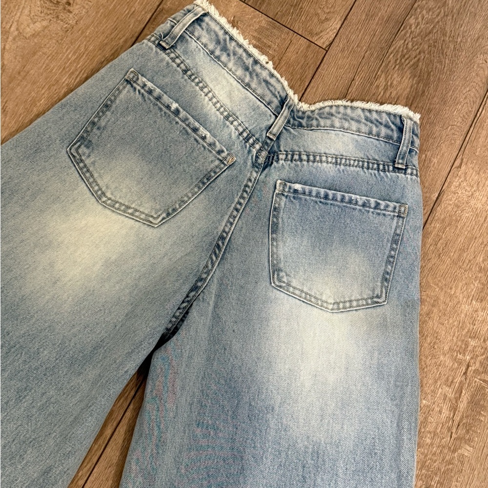 Wide-Leg Light Blue Jeans - Picture 3 of 5